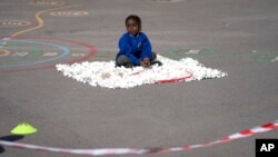 Un niño en la academia Seymour Road, en Manchester, Inglaterra, participa en un juego de estilo militar diseñado por el veterano británico Mike Hamilton, para aumentar la capacidad de recuperación y salud mental en un momento de estrés atípico.