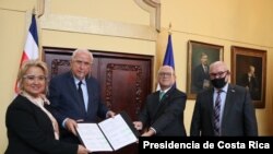 El Ministro de Obras Públicas y Transportes de Costa Rica, don Rodolfo Méndez Mata, a la izquierda, y el canciller Rodolfo Solano Quirós, muestran el Memorándum de Entendimiento para la Implementación del Transporte Marítimo de Corta Distancia.
