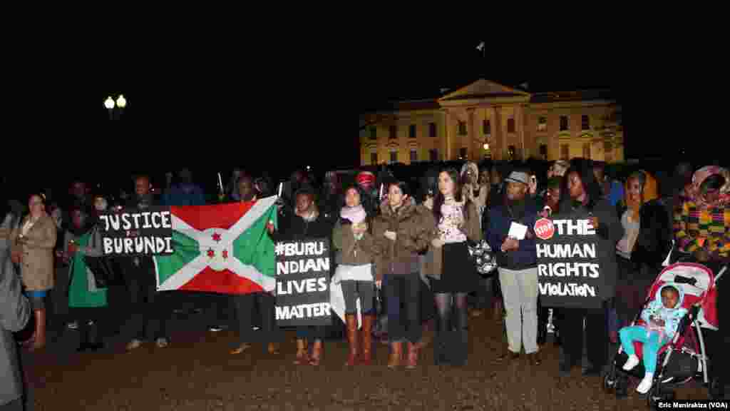 Recueillement devant la Maison Blanche à Washington DC, en mémoire des civils tués le week-end dernier dans le bastion de la résistance à Bujumbura au Burundi, 17 décembre, Washington DC, US. Thomas Pereillo, l'envoyé spécial américain dans