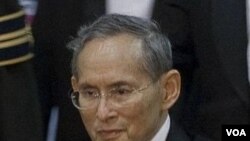 Raja Thailand Bhumibol Adulyadej (foto: dok). Menghina kerajaan merupakan tindak pidana yang diancam hukuman berat di Thailand.