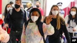 参加东京奥运会的美国女子体操队员抵达东京成田国际机场（2021年7月15日）