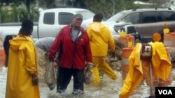 Para pekerja membagikan karung-karung pasir setelah badai Lee menghantam kota Jean Lafitte, di pinggiran New Orleans (3/9).