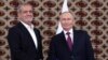 Архивное фото. Президент Ирана Масуд Пезешкиан и президент России Владимир Путин на встрече в Ашхабаде, Туркменистан, 11 октября 2024 года.