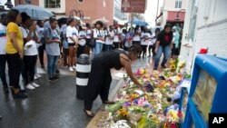 Mahasiswa Universitas Howard berhenti di lokasi di mana Heather Heyer tewas ditabrak mobil ketika sedang mengikuti aksi protes menentang kelompok Supremasi Kulit Putih di Charlottesville, Virginia, 18 Agustus 2017. 