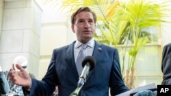 ARCHIVO - El legislador demócrata Dean Phillips habla con la prensa en el Capitolio, 1 de octubre de 2023. Phillips anunció el 27 de octubre de 2023 en Concord, Nuevo Hampshire, que será rival del presidente Joe Biden en las primarias demócratas.