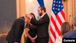 Momento en que Ronald Johnson, embajador de Estados Unidos en El Salvador, recibe el reconocimiento por parte del presidente de El Salvador, Nayib Bukele. [Foto cortesía presidencia de El Salvador].