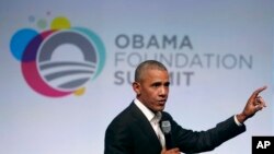 Barack Obama prend la parole lors de la première session du sommet de la Fondation Obama, Chicago, 31 octobre 2017