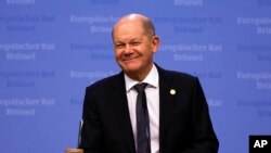Канцлер Німеччини Олаф Шольц на пресконференції під час саміту ЄС у Брюсселі, 1 лютого 2024 р., де лідери 27 країн Європейського Союзу уклали угоду про надання Україні додаткових 50 мільярдів євро підтримки. (Фото: AP Photo/Omar Havana)
