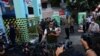 Gubernur Jabar Ridwan Kamil menunjukkan bekas suntikan di lengan kirinya usai menjalani penyuntikkan pertama dalam rangka uji klinis vaksin Sinovac, Jumat (28/8). (Foto: Courtesy/Humas Jabar) 