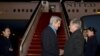 Menteri Luar Negeri AS John Kerry, kiri, disambut oleh Duta Besar AS untuk China Max Baucus setibanya di Beijing, 26 Januari 2016.