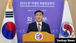 노광일 한국 외교부 대변인이 19일 서울 종로구 도렴동 외교부청사에서 유엔총회 북한인권 결의 채택에 대한 외교부 당국자 논평을 발표하고 있다.