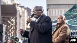  Kiongozi wa chama cha Umkhonto we Sizwe (MK) na rais wa zamani wa Afrika Kusini Jacob Zuma akizungumza na wafuasi wake nje ya mahakama kuu ya Johannesburg Juni 3, 2024.