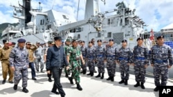 2020年1月8日，印尼總統佐科（中）視察納吐納群島海軍官兵。