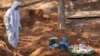 Une femme enterrant une victime de la maladie Covid-19 au cimetière Saint Louis à São Paulo, 23 juin 2020. (Sipa USA via AP)
