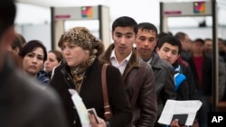 Mehnat migrantlarini ro'yxatga olish markazi, Moskva, Rossiya, 2015-yil, 22-aprel