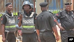 Yan sandan Najeriya suna tsaye a kofar wata mazaba dake Ibadan, jihar Oyo