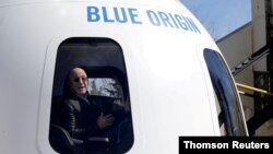 El fundador de Amazon y Blue Origin, Jeff Bezos, se dirige a los medios sobre la maqueta del cohete de refuerzo New Shepard y la cápsula de la tripulación en el 33 ° Simposio Espacial en Colorado Springs, el 6 de julio de 2021.