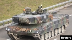 Солдати швейцарської армії на танку Leopard 2 беруть участь у військових навчаннях «Pilum». Швейцарія, 28 листопада 2022 року. REUTERS/Arnd Wiegmann