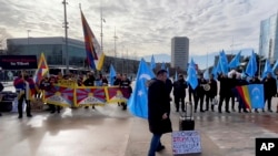 资料照片：支持藏人和维吾尔人的活动人士在瑞士日内瓦联合国办事处外抗议中国政府。(2024年1月23日)