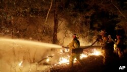 Le sapeurs pompiers luttant contre les flammes a Santa Rosa, Californie 14 Oct. 2017.