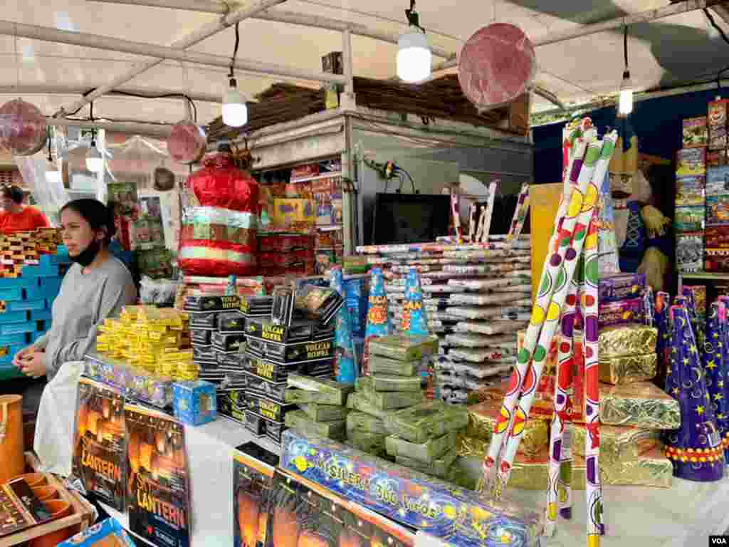 En el caso de Danielle Cardone, encargado de esta venta de fuegos artificiales, a pesar de las dificultades, comenta: “Somos venezolanos y nunca nos van a quitar la alegría”. Caracas, Venezuela. Diciembre 23, 2020.