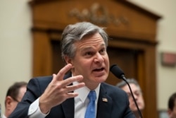 លោក Christopher Wray នាយក​ការិយាល័យ​ស៊ើបអង្កេត​សហព័ន្ធ FBI ផ្តល់​សក្ខីកម្ម​នៅ​មុខ​គណៈកម្មាធិការ​យុត្តិធម៌​នៃ​សភា នៅ​វិមាន​សភា Capitol Hill កាលពី​ថ្ងៃទី៥ ខែកុម្ភៈ ឆ្នាំ២០២០ ក្នុង​រដ្ឋធានី​វ៉ាស៊ីនតោន។