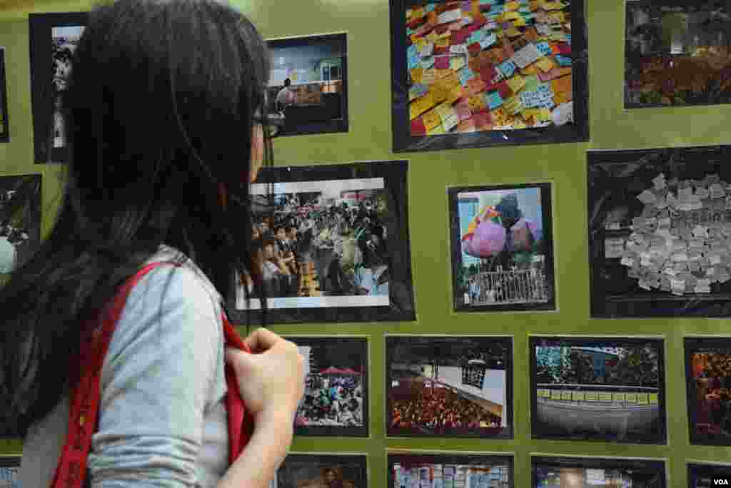 曾經參與佔領行動的香港市民謝小姐參觀雨傘運動半周年的相片展。(美國之音湯惠芸拍攝)