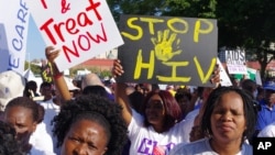 Aktivisti za vreme šetnje u Durbanu, u Južnoj Africi, pred početak 21. Svetske konferencije o AIDS-u