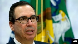 Steve Mnuchin lors d'une conférence de presse, Réunions de printemps Banque mondiale/FMI à Washington, le 21 avril 2018.