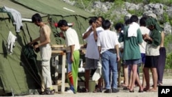 Para pendatang gelap yang berupaya masuk ke Australia ini berada di Pulau Nauru, salah satu kamp pemrosesan bagi pencari suaka politik di luar Australia (foto: dok).