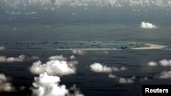 图为中国在斯普拉特利群岛的美斯奇夫礁(Mischief Reef，中国称美济礁 ）的建造情况（菲律宾军用飞机2015年5月11日拍摄）