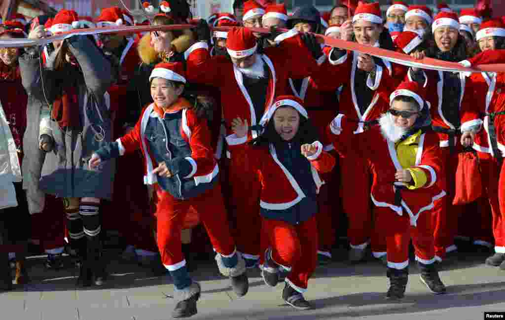 2017年12月17日在中国沈阳街头举行的“圣诞跑”活动,男女老少穿着圣诞老人服装跑步。 “圣诞跑”在沈阳获得地方政府部门支持,已经连续举办了三年。参加者交上158元报名费,就可以获得一套圣诞老人服饰、领取圣诞礼物,参加圣诞祷告。