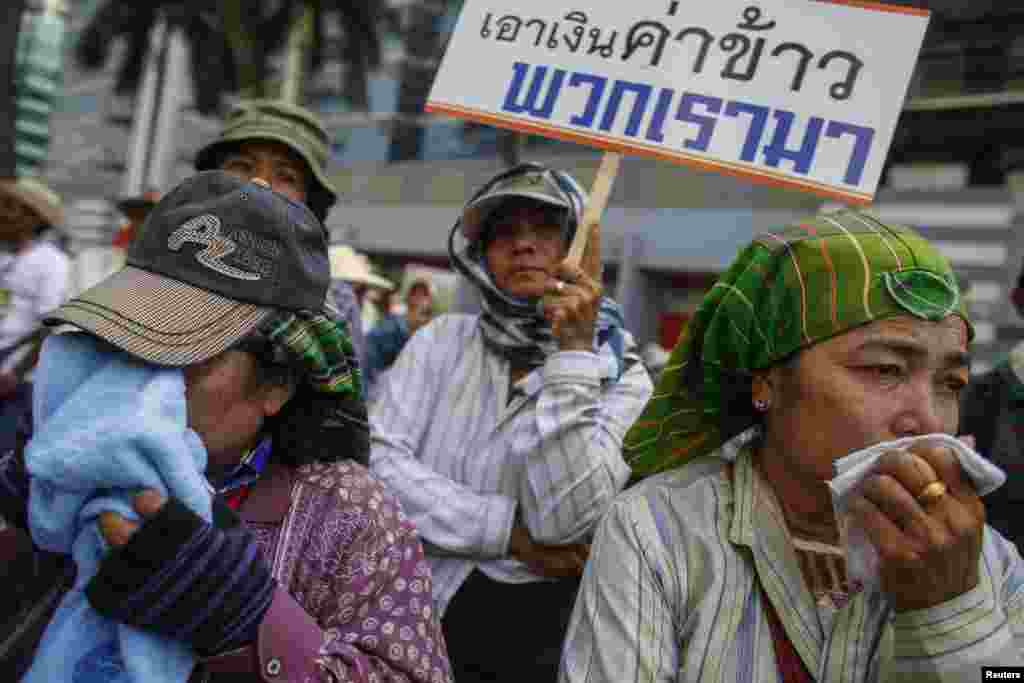 Para petani menangis ketika melakukan protes menuntut pemerintahan Yingluck menyelesaikan pembayaran subsidi beras di Bangkok, 10 Februari 2014.