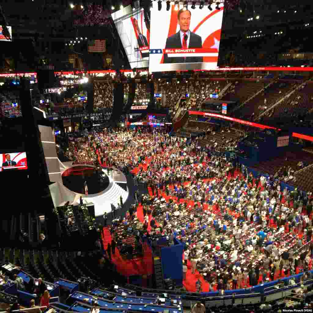 Vue de la Quicken Loans Arena lors de l'ouverture de la convention nationale des républicains à Cleveland, Ohio, le 18 juillet 2016 (VOA/Nicolas Pinault).