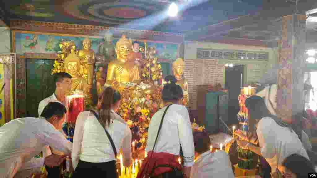 ពុទ្ធសាសនិកកំពុងអុជធូបមុនធ្វើការបួងសួងសុំសេចក្តីសុខ ក្នុងឱកាសបុណ្យភ្ជុំបិណ្ឌ នៅវត្តនគរបាជ័យ ខេត្តកំពង់ចាម កាលពីថ្ងៃទី០១ ខែតុលា ឆ្នាំ២០១៦។ (ប៊ុន ប៉េងហ៊ុយ/VOA)