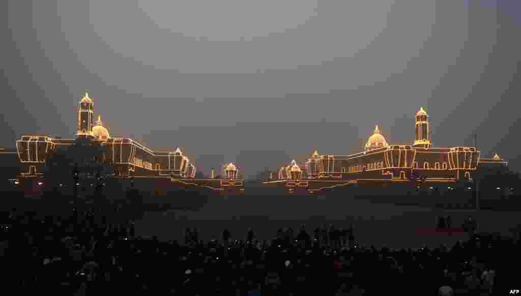 Gedung parlemen India terlihat menyala dalam upacara untuk memperingati Hari Republik di kota New Delhi, India.