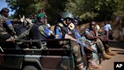 Des soldats maliens en patrouille dans les rues de Gao au nord du Mali le 24 novembre 2013. (AP Photo/Jerome Delay)