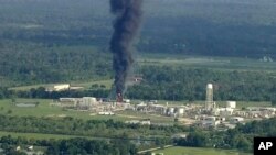 Asap mengepul akibat pabrik kimia yang terbakar di kota Crosby, dekat Houston, Texas, hari Jumat (1/9). 