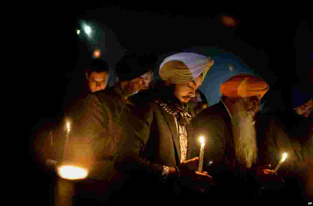 Varinder Singh, de Queens, à New York, s'est joint à des Sikhs du nord-est des Etats-Unis pour une prière lors de cérémonie oecuménique du lycée de Newtown