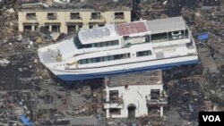 Un ferry terminó sobre el techo de un edificio tras el devastador tsunami que siguió al maremoto del viernes en Japón.