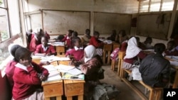 A wannan dakin karatu a wata makaranta an bar yara babu malami