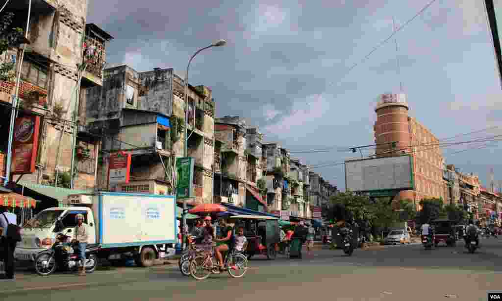 ទិដ្ឋភាពជាទូទៅនៃអគារប៊ូលឌីងនិងអ្នករស់នៅក្នុងអគារប៊ូលឌីងក្នុងរាជធានីភ្នំពេញកាលពីថ្ងៃសុក្រទី៥ ខែកញ្ញា ឆ្នាំ២០១៤។ (នូវ ពៅលក្ខិណា/VOA)