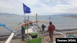 Foto ilustrasi yang menunjukkan suasana aktivitas nelayan di Pantai Talise, dengan latar Teluk Palu, pada 19 Desember 2020. Ketiadaan dermaga membuat nelayan memanfaatkan pantai yang direklamasi untuk menaruh perahu mereka. (Foto: VOA/Yoanes Litha)