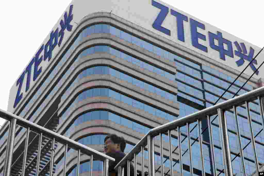 2018年5月8日,一名男子在北京走过一座带有中兴公司(ZTE)标志的建筑。美国总统川普不久前透露,他与中国国家主席习近平通电话,就解禁中兴达成协议。主导中兴制裁案的商务部长罗斯表示,解除禁令的条件包括追加巨额罚款,美国政府向中兴派驻监察人员,改组中兴管理高层,以及必须购买美国产品。陷于瘫痪状态的中兴公司逃过死劫,中国举国上下却高兴不起来,媒体以“中兴之痛”形容事件引发的震撼,习近平过去一个月接连5次谈中兴问题,强调国之利器必须掌握在自己手中。