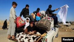 Sur la route à l'est de Mossoul, des Irakiens fuyant le conflit à Gogjali, le 3 novembre 2016. (REUTERS/Zohra Bensemra)