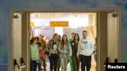 Rehenes israelíes liberados por Hamás se reúnen con sus familiares en Israel el 30 de noviembre de 2023.