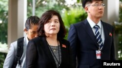 北韓資深外交官崔善姬（左）在新加坡參加一個美國北韓工作會議。（2018年6月11日）