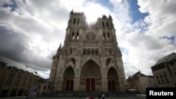 El incendio del 15 de abril redujo a cenizas el entramado de madera que soportaba el tejado de la catedral, una obra maestra de la arquitectura religiosa.
