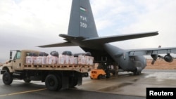 Foto yang dirilis oleh situs web Pasukan Tentara Yordania pada 26 November 2024 menunjukkan paket bantuan untuk warga Gaza siap dimasukkan ke dalam pesawat militer Yordania di Zarqa, Yordania. (Foto: ordan Armed Forces/Handout via Reuters)