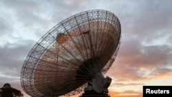 Un radiotelescopio del Observatorio Parkes en Australia el 15 de julio de 2019.